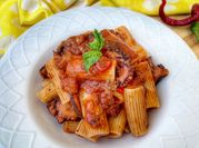 Una foto di pasta al polpo
