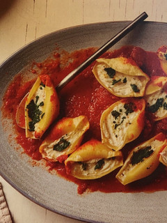 A picture of Stuffed Shells with Spinach.