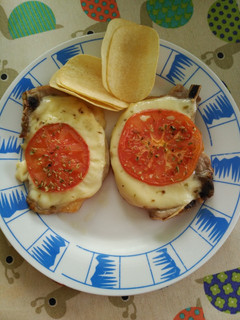 Una foto de Chuletas de cerdo con queso y tomate