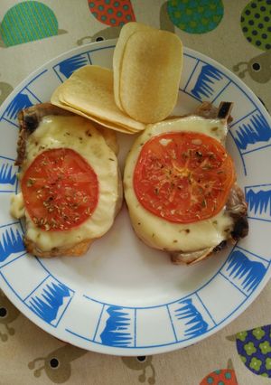 Una foto de Chuletas de cerdo con queso y tomate
