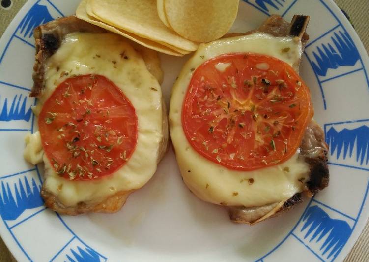 Chuletas de cerdo con queso y tomate