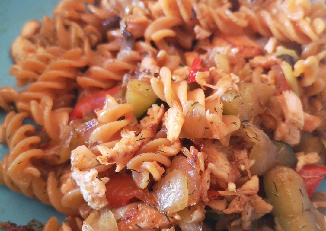 Pasta de lentejas rojas con verduritas y salmón