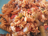 Pasta de lentejas rojas con verduritas y salmón