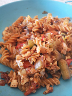 Una foto de Pasta de lentejas rojas con verduritas y salmón