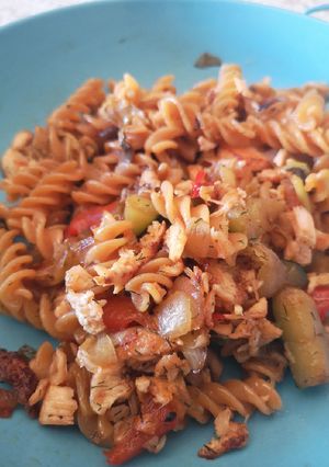Una foto de Pasta de lentejas rojas con verduritas y salmón