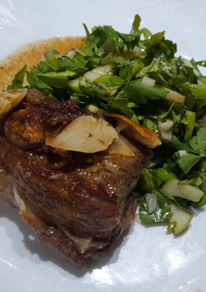 Una foto de Vacío al ajo con ensalada de perejil ajo y manzana 🍏 verde