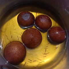 A picture of Gulab jamun.