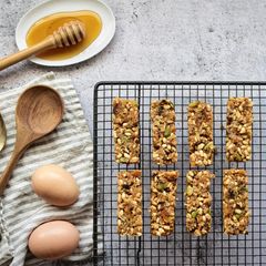 A picture of Muesli bars with Protein powder.