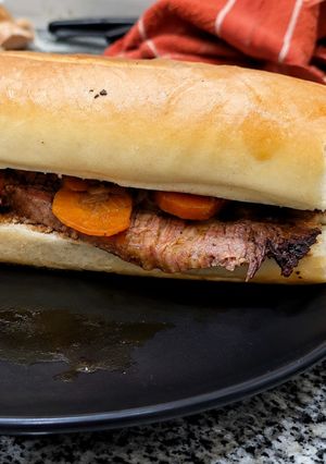 Una foto de 🥪🥩 Sándwich de Carne Braseada