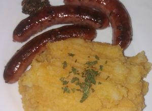 Foto principal de Salchicha al horno con puré de papa y zapallo
