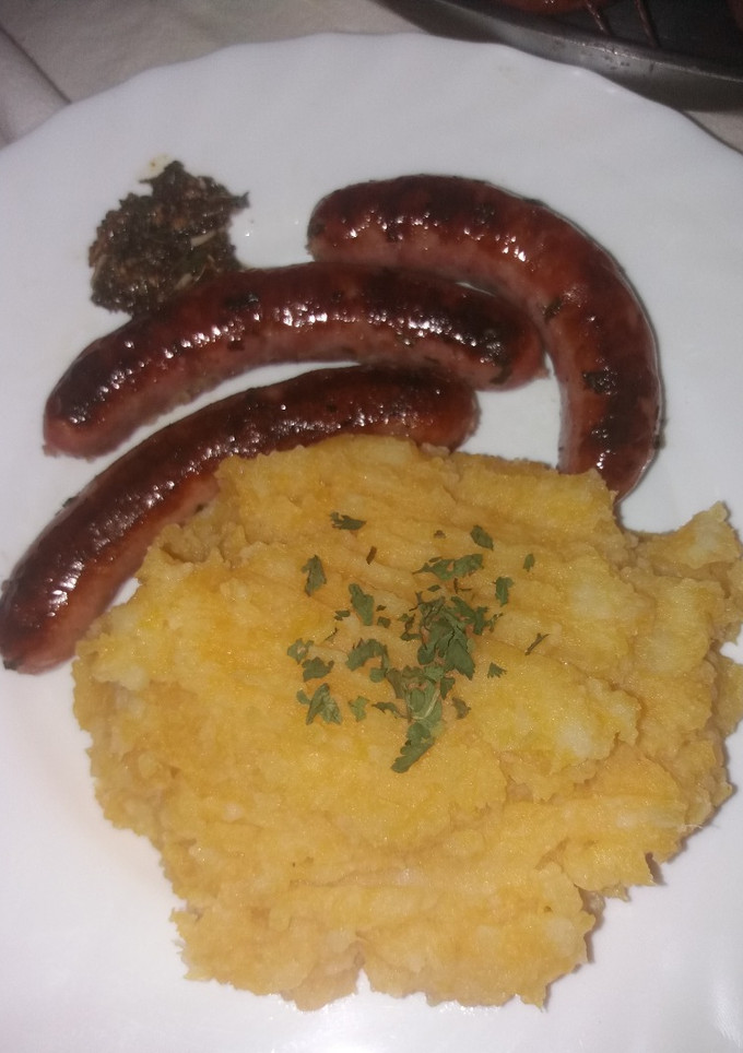 Una foto de Salchicha al horno con puré de papa y zapallo