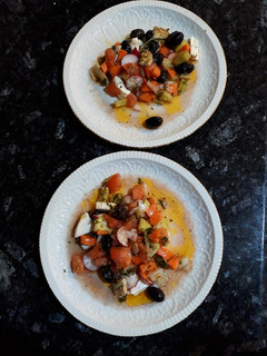 Una foto de Salpicón de verduras crudas con queso fresco, boquerones y aliño