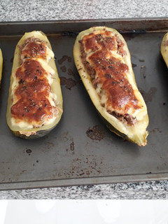 Una foto de Zapallitos italianos rellenos con carne y queso