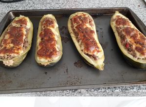 Una foto de Zapallitos italianos rellenos con carne y queso