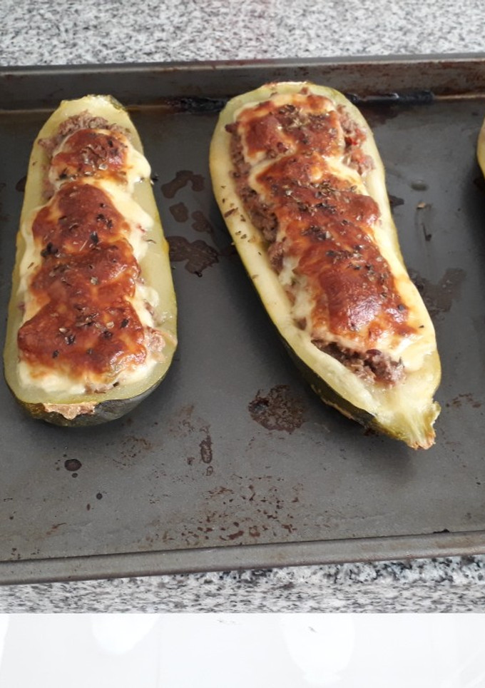 Una foto de Zapallitos italianos rellenos con carne y queso