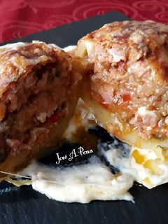 Una foto de Patatas rellena de carne con verduras y bechamel gratinada