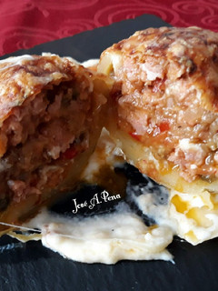 Una foto de Patatas rellena de carne con verduras y bechamel gratinada