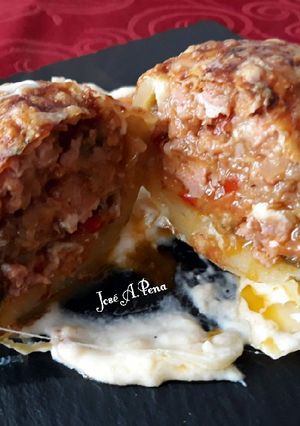 Una foto de Patatas rellena de carne con verduras y bechamel gratinada
