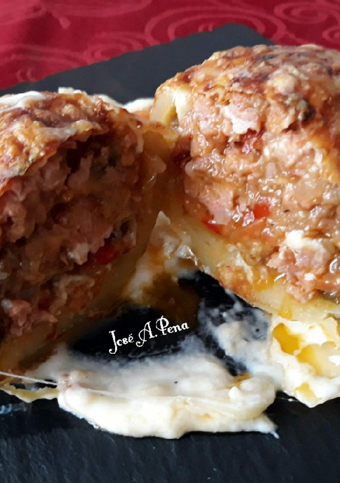 Una foto de Patatas rellena de carne con verduras y bechamel gratinada
