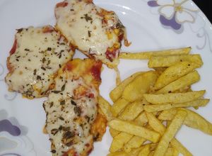 Una foto de Pollo con queso costeño