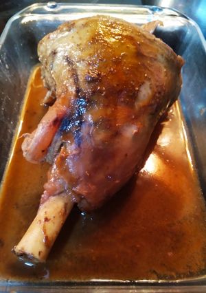 Una foto de Jarrete de cordero cocinado a baja temperatura