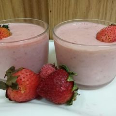 A picture of Strawberries yogurt.