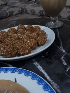 صورة لوصفة كرات الطاقة بالتمر