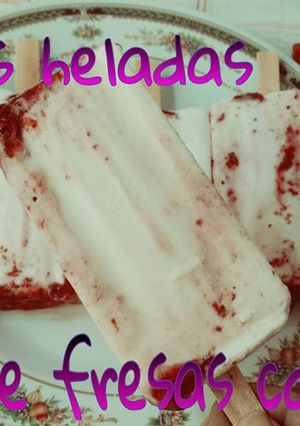 Una foto de Paletas de fresa con crema