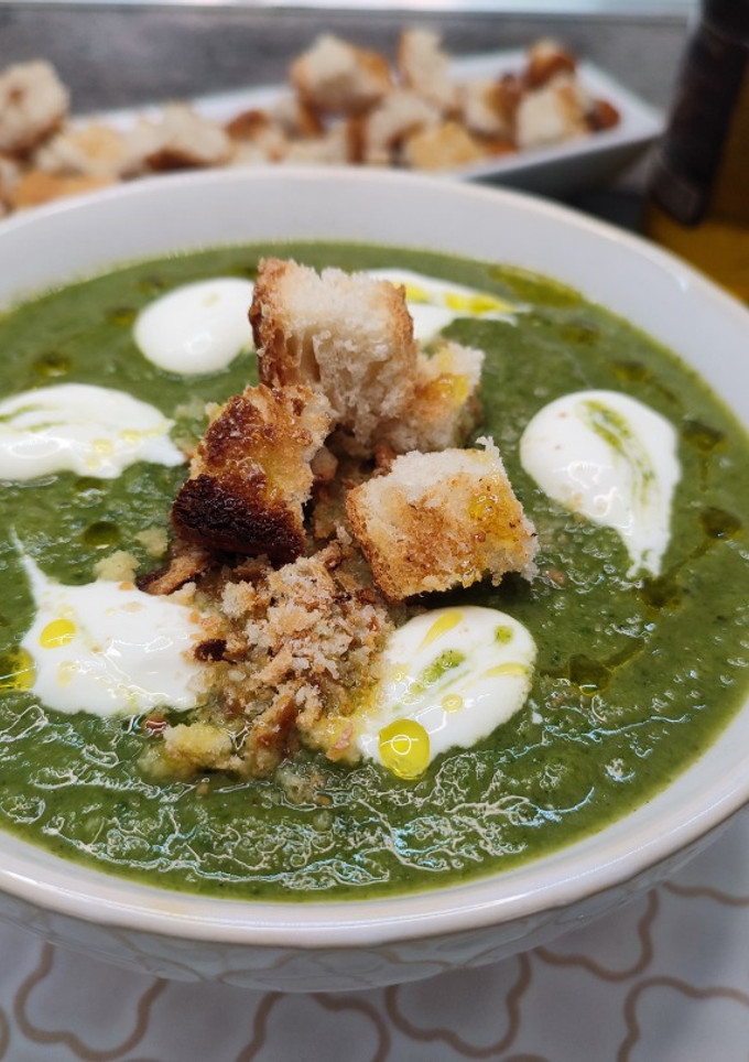Una foto de Crema de calabacín, raíz de apio y espinacas. Crema vegana