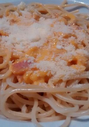 Una foto de Pasta con queso fundido y jamón