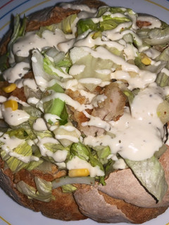 Una foto de Pan relleno con ensalada César 👣