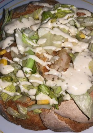 Una foto de Pan relleno con ensalada César 👣