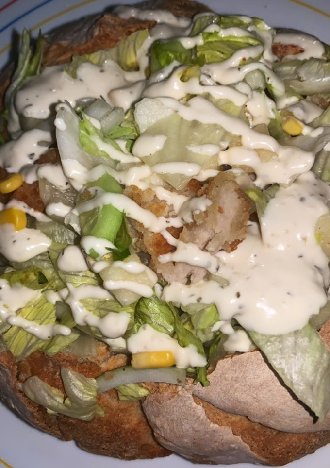 Una foto de Pan relleno con ensalada César 👣