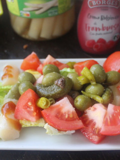 Una foto de Ensalada de tomate con espárragos