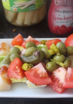 Una foto de Ensalada de tomate con espárragos