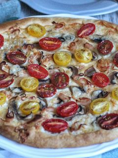 Una foto de Tarta Salada de Cherry, Champis, Pavo y Gorgonzola