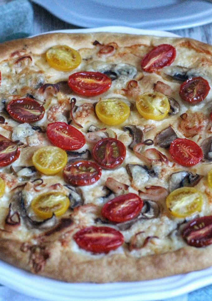 Una foto de Tarta Salada de Cherry, Champis, Pavo y Gorgonzola