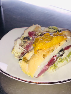 Una foto de Pastel frío de pollo y frutas