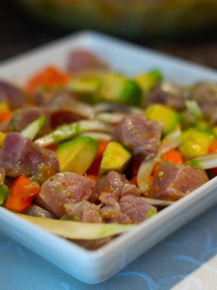Una foto de Tartar de atún con papaya y aderezo de miso