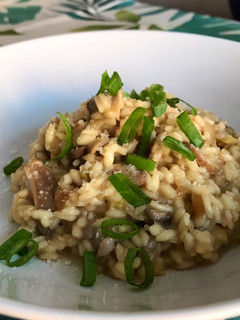 Una foto de Risotto de setas con rulo de cabra