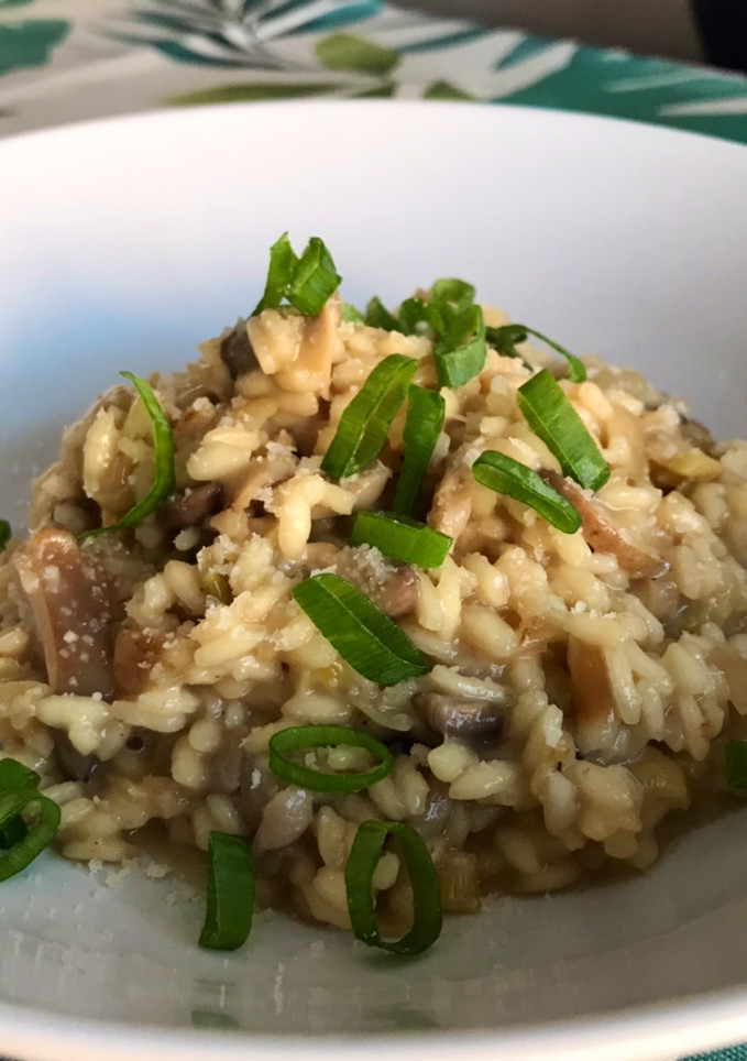 Una foto de Risotto de setas con rulo de cabra