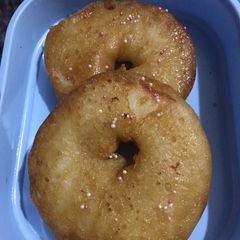 A picture of Apple donuts.