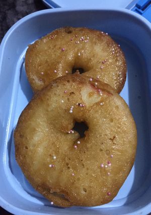A picture of Apple donuts.