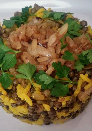 Une photo de Mujadarra, le riz aux lentilles à la libanaise. (vegan)
