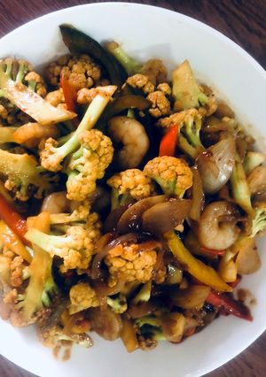 รูปของ ดอกกะหล่ำกุ้งใส่พริกเผา (Stir fried shrimp and cauliflower with chili paste)