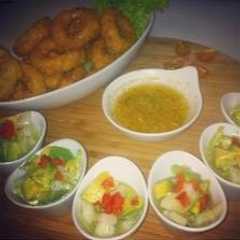 Una foto de Ceviche de calamar con salsa de limón y ajo
