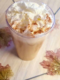 Una foto de Pumpkin spice latte/bebida de calabaza latte