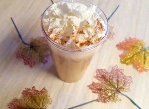 Una foto de Pumpkin spice latte/bebida de calabaza latte