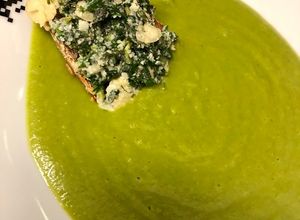 Foto de Sopa de alho-poró e couve com torrada de ervas
