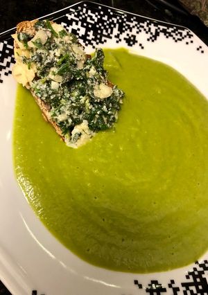 Foto de Sopa de alho-poró e couve com torrada de ervas